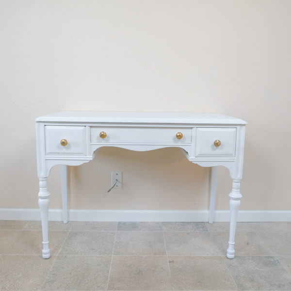 Raleiga, Vintage White With Gold Nobles Desk – Chloe's Vintage Rentals